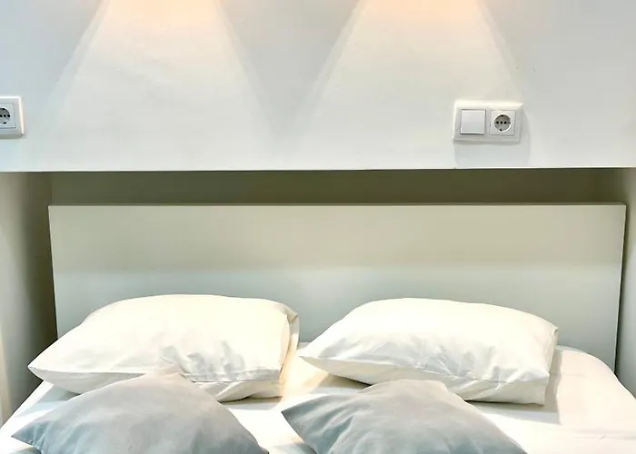 Apartamento Bernardim Ribeiro - 2ª Andar בית אירוח