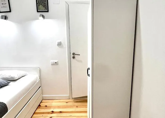 Apartamento Bernardim Ribeiro - 2ª Andar בית אירוח