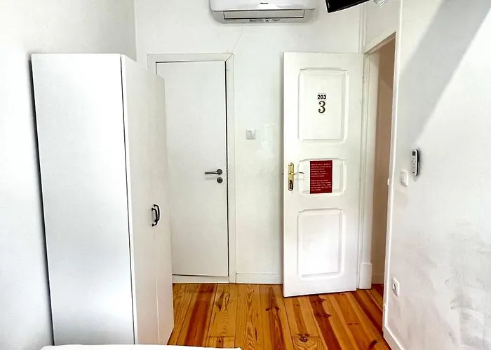 Apartamento Bernardim Ribeiro - 2ª Andar בית אירוח ליסבון