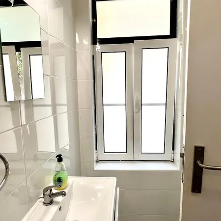 Homestay Apartamento Bernardim Ribeiro - 2ª Andar *